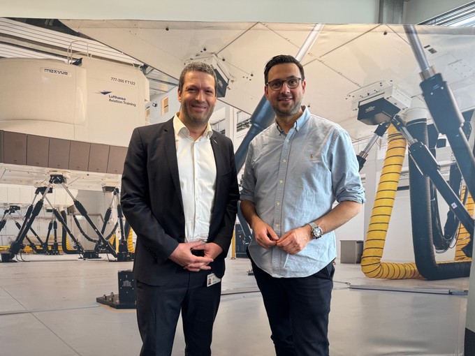 Manuel Meier von Lufthansa Aviation Training (links) und Moderator Christopher Scheffelmeier.