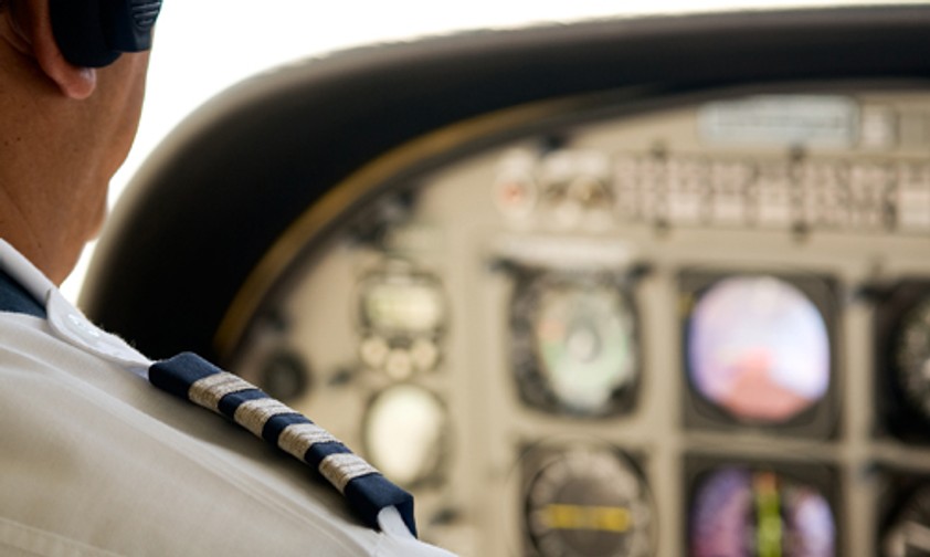 Pilot im Cockpit: Nicht der einzige mit Verantwortung.
