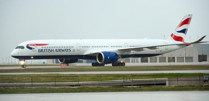 Die Airbus A350 von British Airways tragen die Kennzeichen G-XWBA, G-XWBB usw. Dabei ist XWB eine Huldigung des Modells. Denn Airbus vermarktet es als A350 XWB. Die Abkürzung steht für eXtra Wide Body - besonders breiter Rumpf. Leser Marcus Fey machte uns darauf aufmerksam.
