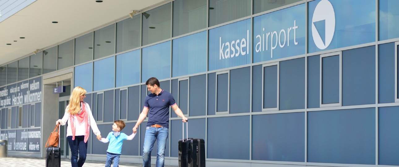 Familie am Flughafen Kassel: Braucht es den Airport?