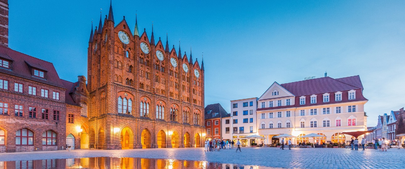 Klassischer Dämmerungsblick auf die Hansestadt Stralsund.