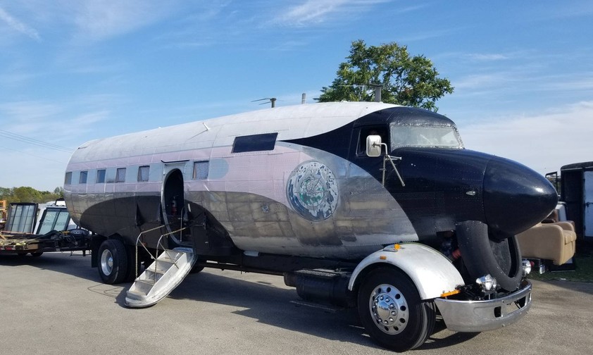 Marke Eigenbau: Das Wohnmobil wurde aus einer alten DC-3 gebaut.