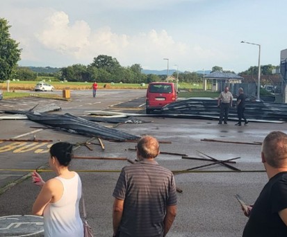 Teile des Flughafendachs auf dem Parkplatz: Banja Luka musste schließen.