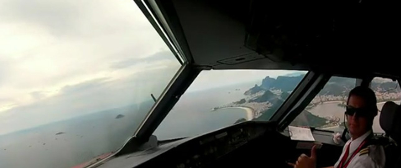Cockpit-Kamera: Den Piloten gefällt die Aussicht offenbar auch.