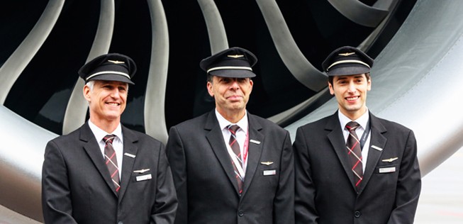Stolz auf die Premiere: Die Pilotencrew des Überführungsflugs.
