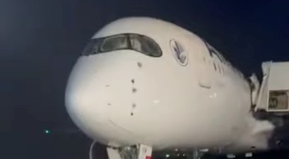 Airbus A350 von Air France nach der Landung in Abidjan: Die Passagiere konnten das Flugzeug über Treppen verlassen.
