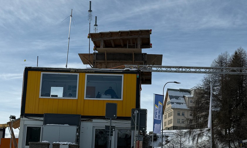 Temporärer Tower in Davos: Außen schlicht, innen hoch spezialisiert.