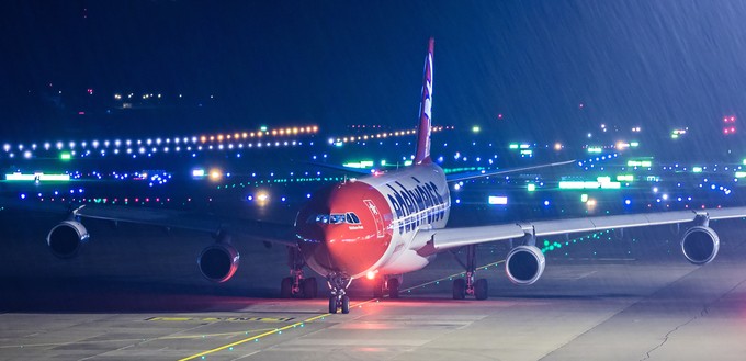 <strong>Zürich:</strong> Der größte Flughafen der Schweiz hat eine neue Nummer eins. Seit dem 7. November fliegt der Ferienflieger Edelweiss nonstop nach Buenos Aires. Distanz: 11.320 Kilometer. Flugdauer: 14:30 Stunden. Zuvor war die Strecke Zürich - Singapur (Swiss) Spitzenreiter, vor der nach São Paulo.