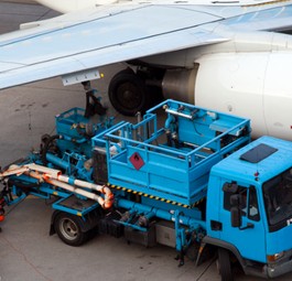Betankung eines Flugzeuges: Wir gerade richtig teuer.