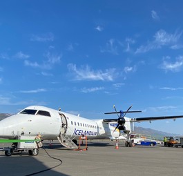 Da Havilland Canada Dash 8 von Icelandair in Akureyri: Bald sollen hier auch größere Flugzeuge zu sehen sein.