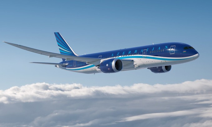 Mittwoch, 20. Juli:

Boeing und Azerbaijan Airlines haben eine Absichtserklärung über vier zusätzliche Boeing 787-8 unterzeichnet. Die aserbaidschanische Fluggesellschaft betreibt derzeit zwei Dreamliner.