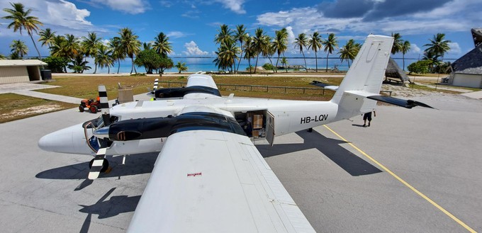 Von dort aus flog sie in die Südsee: Die HB-LQV am Flughafen von Takaroa.