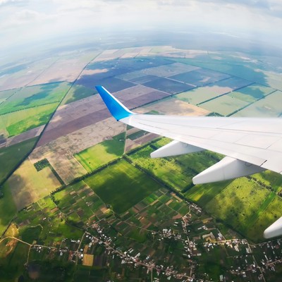 Blick aus einem Flugzeugfenster: Künftig soll GPS durch ein neues Navigationssystem abgelöst werden.