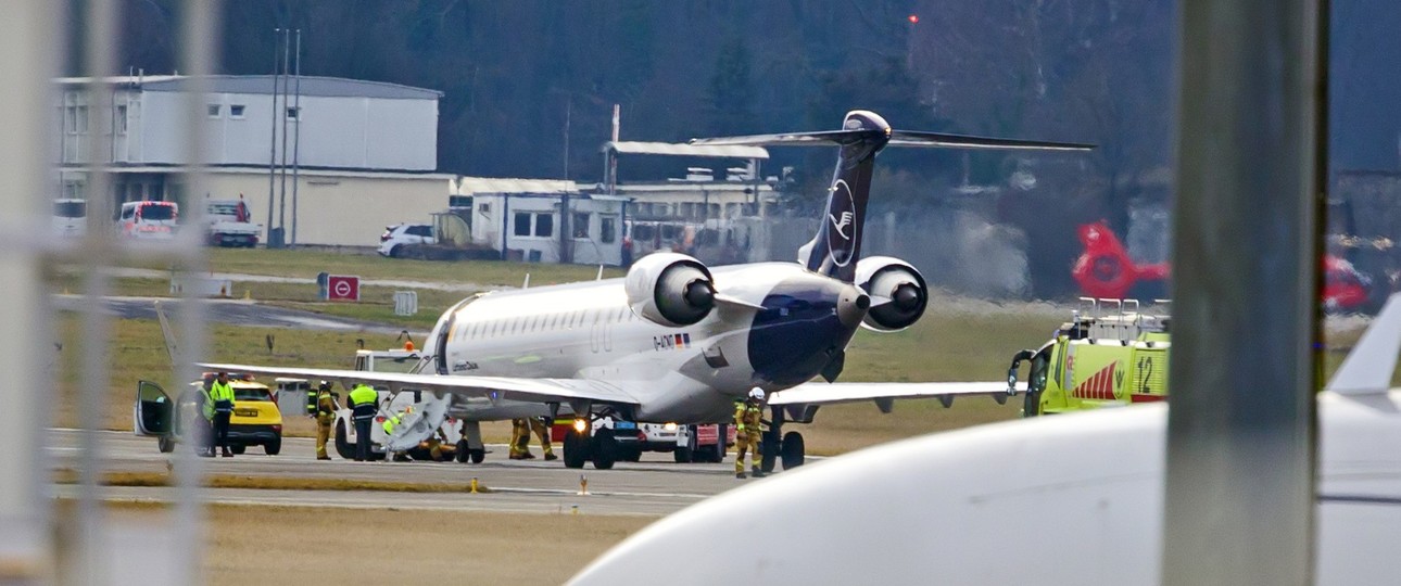 Die D-ACND von Lufthansa Cityline auf der Piste in Genf: Musste abgeschleppt werden.