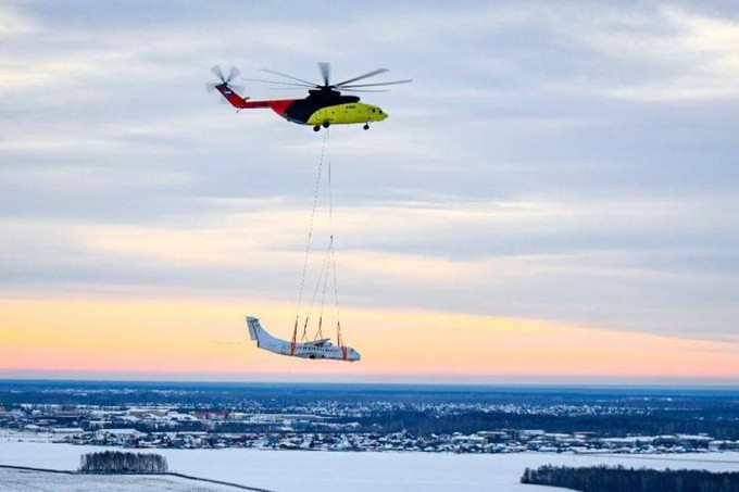 Eine ATR fliegt - aber nicht selbst: Der Hubschrauber Mil Mi-26 bringt den Flieger in ein Luftfahrtmuseum.