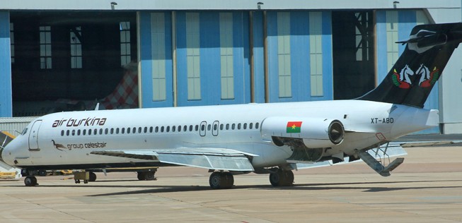 Maschine von Air Burkina im Jahr 2013: Damals waren noch McDonnell Douglas MD-87 im Einsatz, heute sind es Embraer 170.