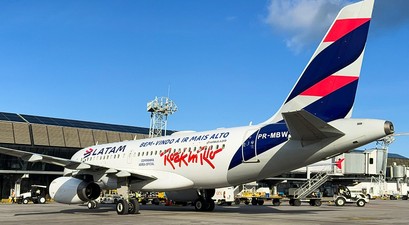 Der Airbus A319 von Latam mit der Bekelbung zu Rock in Rio 2026: Die Airline ist Sponsore und zeigt das.