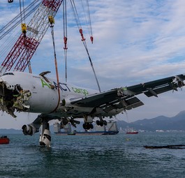 Die Bergung des Rumpfes der Boeing 747 F von Air ACT: Die Teile dienen der Ermittlung.