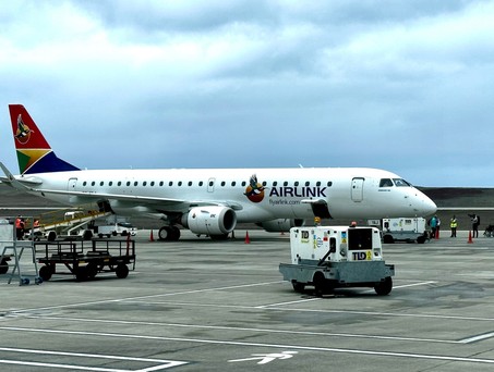 Embraer E190 von Airlink am Flughafen St. Helena: Auf einem Flug saß auch eine infizierte Frau. 