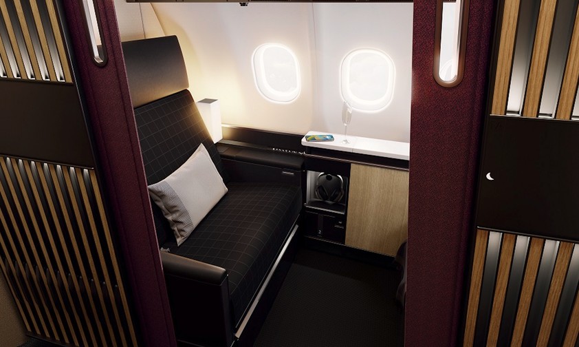 Die Suite in der First Class wird wie auch bei Lufthansa ganz verschließbar sein. Sie bietet einen 117 Zentimeter breiten Sitz, der sich in ein Bett verwandeln lässt und einen 27-Zoll (Fenster-Suite) oder sogar 43-Zoll-4K-Bildschirm (Zentrum). Der Sitz lässt sich heizen oder kühlen.