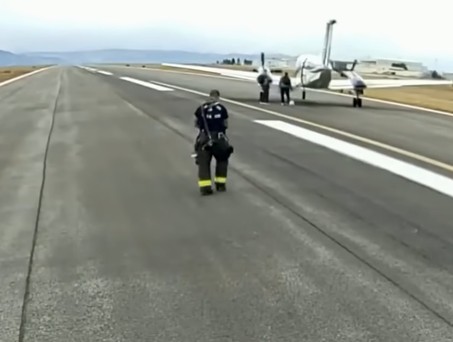 Beechcraft King Air mit der Kennung N479BR: Die beiden Insassen steigen unverletzt aus dem Flugzeug.