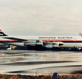 Boeing 707 von Montana Austria: Die OE-INA flog zwischen 1961 und 1975 als VH-EBJ bei der australischen Qantas und ist hier im Sommer 1980 auf einem Charter für Hapag-Lloyd nach Mallorca in Münster/Osnabrück zu sehen. 