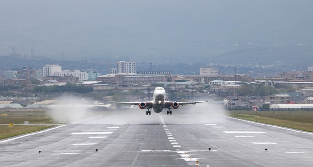 Landebahn in Zvarnots: Mit 3850 Metern groß genug für alle gängigen Verkehrsflugzeuge.
