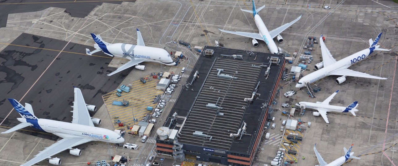 Da stehen sie, die sechs Flugzeuge, die zusammen zur Feier von Airbus fliegen werden.