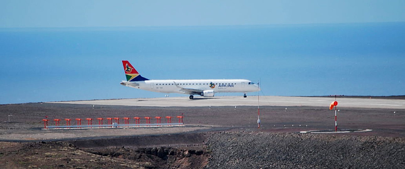 Embraer E190 von Airlink am Flughafen St. Helena: Der Airport kommt nicht aus den Problemen heraus.