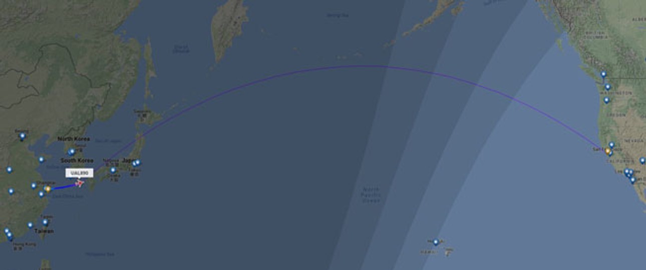 Flug  UA890 von United Airlines: Er kommt früher an als er gestartet ist.