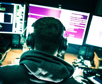 Hacker vor seinem Computer: In den USA warnt dass FBI die Luftfahrtbranche.