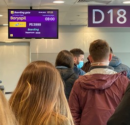 Früh aufstehen am Sonntag: Kurz vor acht Uhr morgens stehen die Passagiere des Sonderfluges schon zum Einsteigen an.