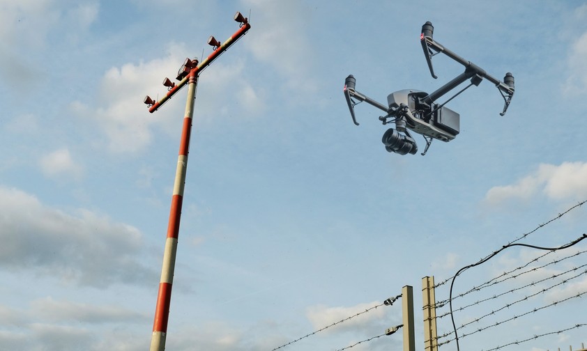 Drohen über einem Flughafen: Dänemark spricht von systematischen Angriffen.