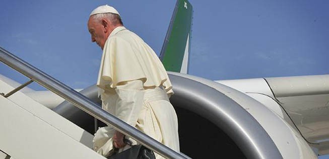 Franziskus: Fliegt er weiterhin mit Alitalia - oder am Ende quasi mit Ryanair?