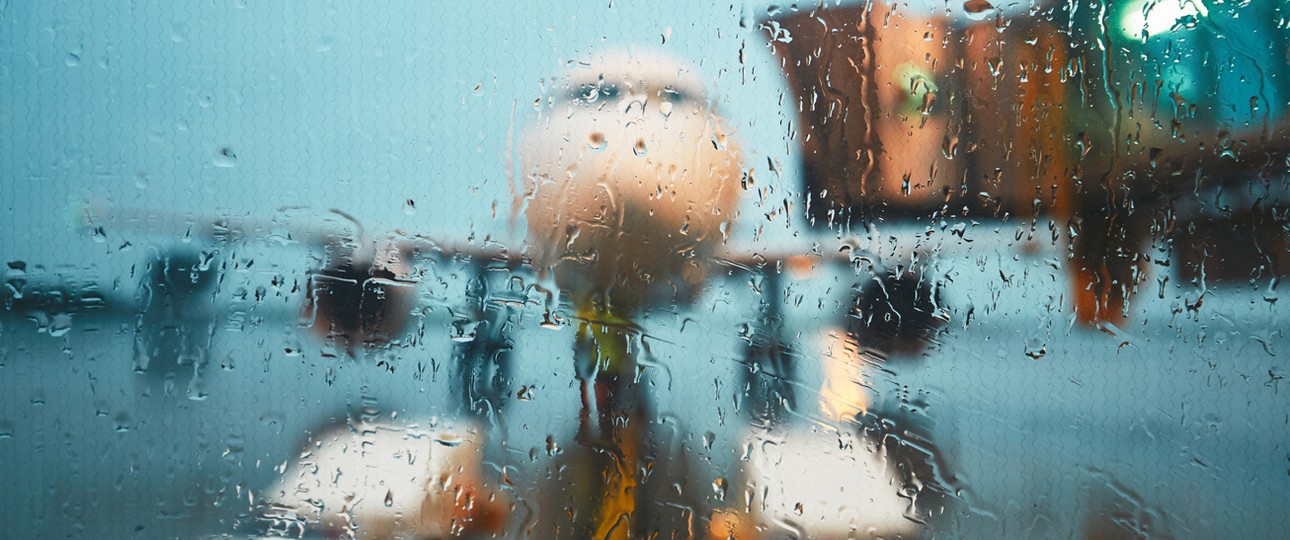 Jet im Regen (Archivbild): Zwischenzeitlich keine Starts und Landungen in Frankfurt.