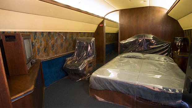 Ebenfalls vorhanden ist ein großzügiges Bett - mit mehr Platz als in Etihads Residence. Viel flog Elvis mit seiner Covair 880 nicht mehr. Denn am 16. August 1977 verstarb er im Alter von 42 Jahren.