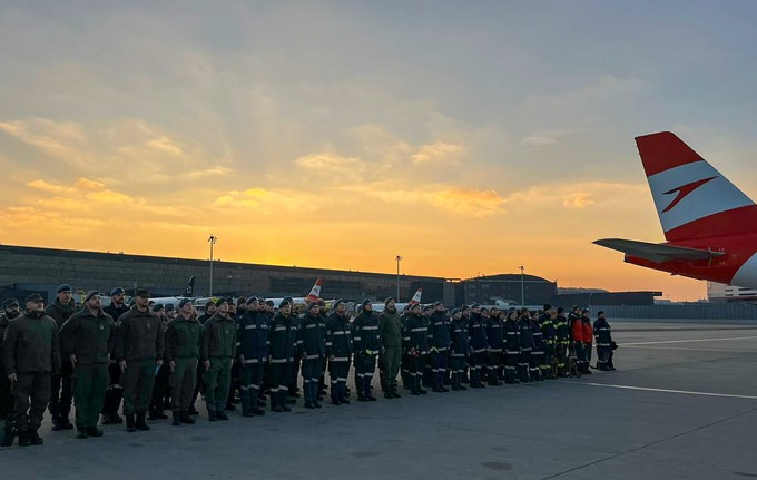 Ein A 320 von Austrian Airlines: Soldaten des Bundesheeres aus Österreich vor ihrem Flug ins Katastrophengebiet.