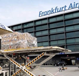 Frachtverladung am Frankfurter Flughafen: Luftpost macht den Unterschied.