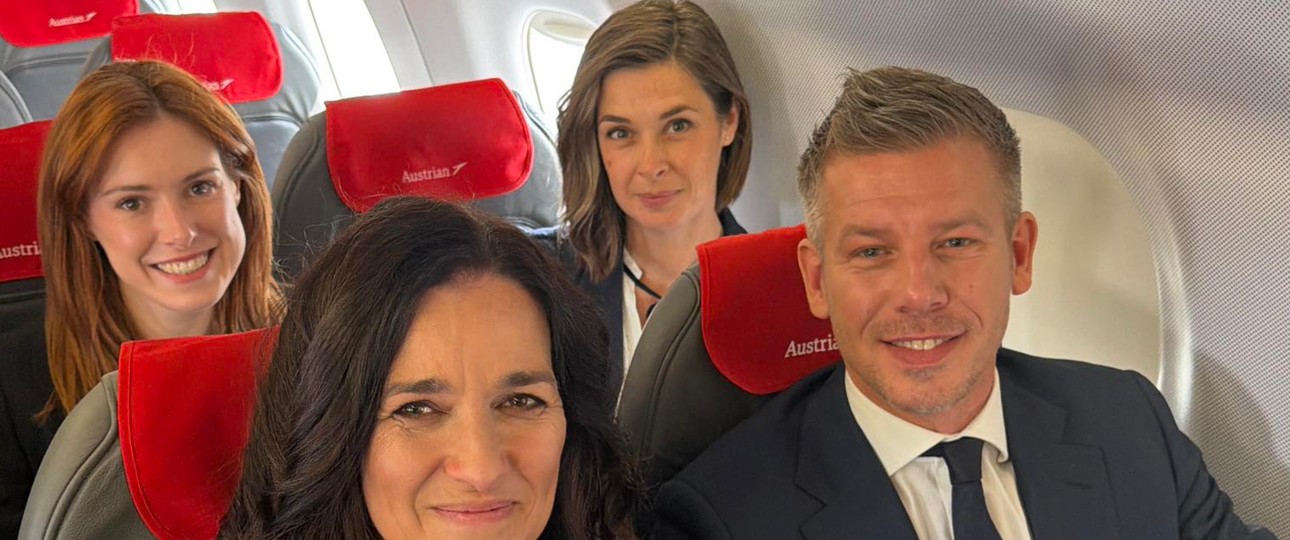 Péter Magyar im Flugzeug von Austrian Airlines: Anderer Stil als sein Vorgänger.