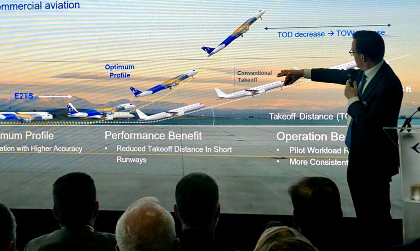Farnborough: Embraers Arjan Meijer präsentiert das E2 Enhanced Take Off System.