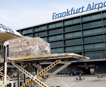 Frachtverladung am Frankfurter Flughafen: Luftpost macht den Unterschied.