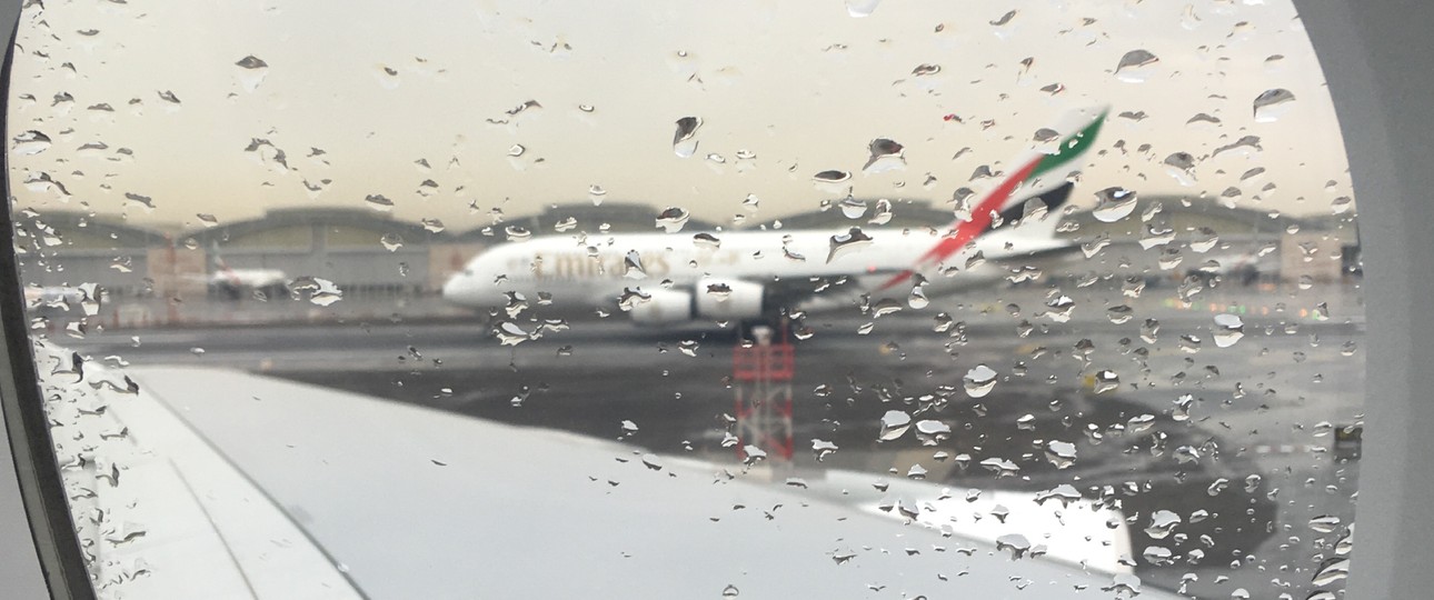 Emirates-Jet in Dubai im Regen (Archivbild): Zahlen zu den verspäteten Flügen gibt es nicht.