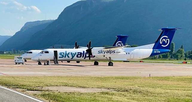 De Havilland Canada Dash 8-400 von Sky Alps in Bozen: Bald auch in Bratislava zu sehen.