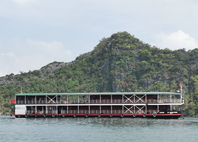 Die Pandaw vor einem Kalkberg in der Halong Bucht