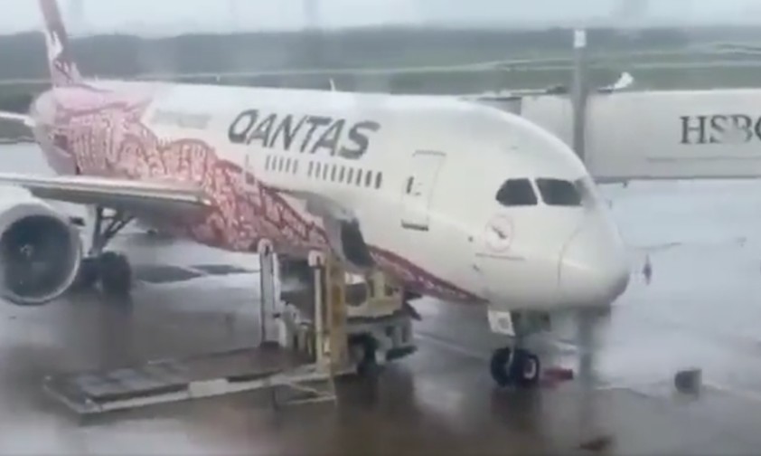 Treffen sich ein Dreamliner und ein Tornado...