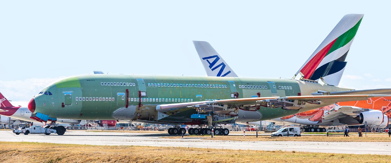 Der letzte neue Airbus A380: Wenn man in das Foto des Jets mit der Seriennummer MSN 272 ...