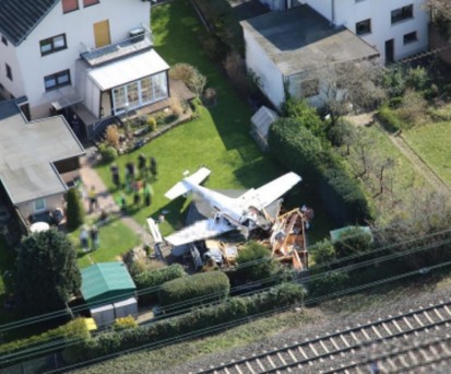 Das Flugzeug nach dem Absturz: Es hat ein Gartenhäuschen unter sich begraben.