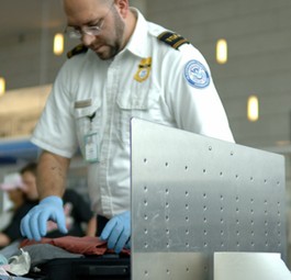 Inkompetente Manager, absurde Regeln: Der Security Check am Flughafen ist wohl der unerfreulichste Teil einer Reise.