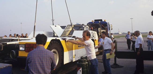 Hubbühnen, Gepäckwagen, Zugmaschinen, Fluggasttreppen und anderes schweres Vorfeldgerät wurden auf Sattelschleppern von Riem ins Erdinger Moos gekarrt.