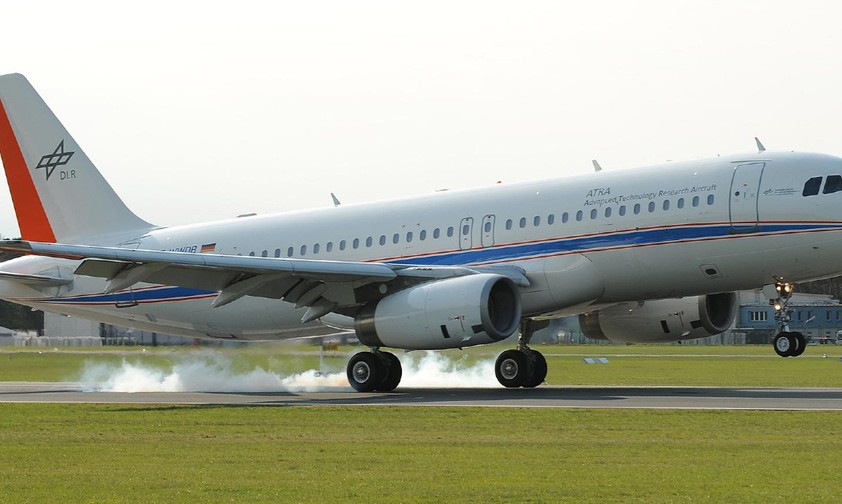 Airbus A320 mit dem Kennzeichen D-ATRA: Der Forschungsjet des DLR ...